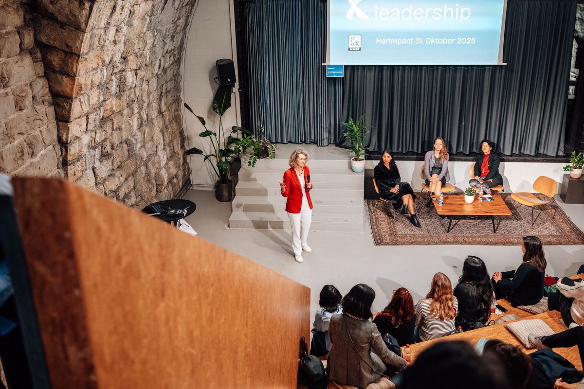 Panel auf der Bühne mit Publikum